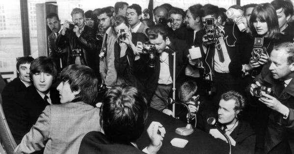 Участники группы The Beatles на пресс-конференции Участники группы The Beatles на пресс-конференции
