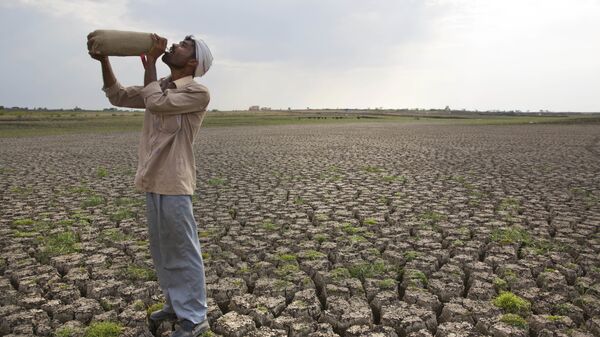 Мужчина на высушенной плотине Manjara Dam в Индии. 2016 год Мужчина на высушенной плотине Manjara Dam в Индии. 2016 год