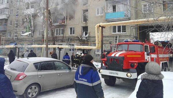 Спасатели на месте взрыва бытового газа в Саратове. 11 января 2017 Спасатели на месте взрыва бытового газа в Саратове. 11 января 2017