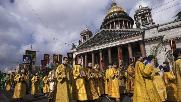 Крестный ход возле Исаакиевского собора в Санкт-Петербурге Крестный ход возле Исаакиевского собора в Санкт-Петербурге