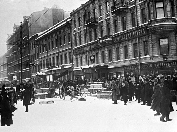 Баррикады на Литейном проспекте в Петрограде. Февраль 1917 года Баррикады на Литейном проспекте в Петрограде. Февраль 1917 года
