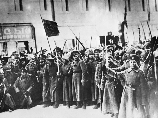 Участники Февральской буржуазно-демократической революции на улицах Петрограда. 1917 год Участники Февральской буржуазно-демократической революции на улицах Петрограда. 1917 год
