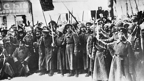 Участники Февральской буржуазно-демократической революции на улицах Петрограда. 1917 год Участники Февральской буржуазно-демократической революции на улицах Петрограда. 1917 год