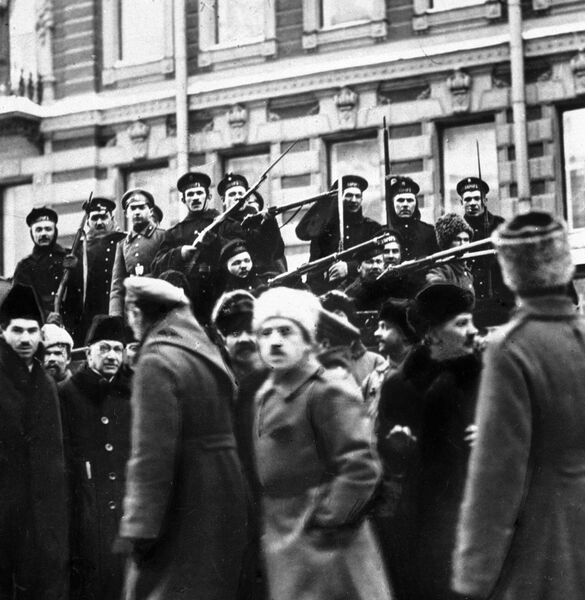 Матросы с крейсера Аврора присоединяются к восставшему народу во время Февральской революции. Петроград, 1917 год Матросы с крейсера Аврора присоединяются к восставшему народу во время Февральской революции. Петроград, 1917 год