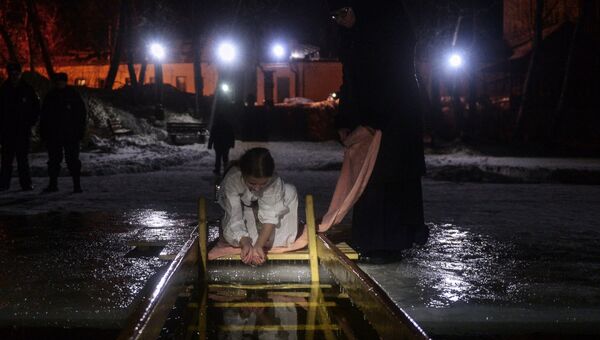 Девочка во время крещенского купания в Богородицком Житенном женском монастыре в Осташкове Девочка во время крещенского купания в Богородицком Житенном женском монастыре в Осташкове