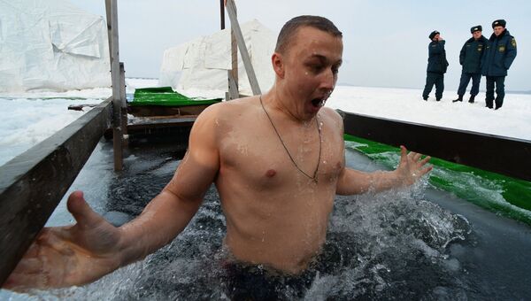 Мужчина во время крещенского купания в Амурском заливе во Владивостоке Мужчина во время крещенского купания в Амурском заливе во Владивостоке