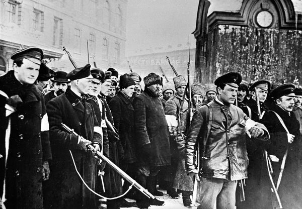 Восставшие ведут в Таврический дворец переодетых городовых во время Февральской буржуазно-демократической революции. Петроград, 1917 год Восставшие ведут в Таврический дворец переодетых городовых во время Февральской буржуазно-демократической революции. Петроград, 1917 год