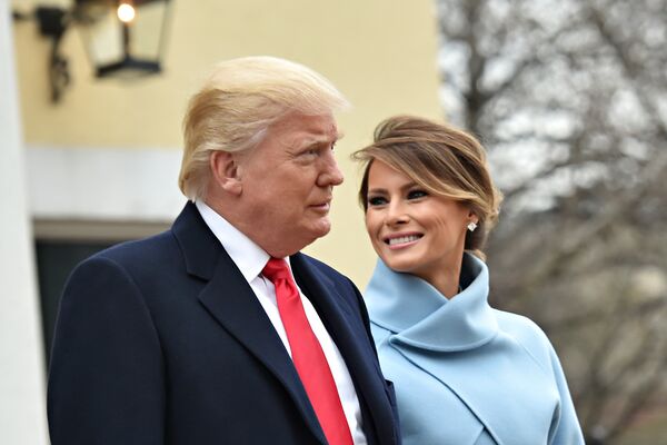 Избранный президент США Дональд Трамп и его жена Мелания возле церкви Святого Иоанна. 20 января 2017 Избранный президент США Дональд Трамп и его жена Мелания возле церкви Святого Иоанна. 20 января 2017