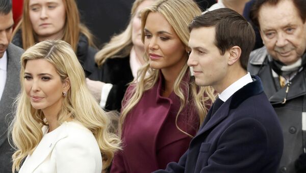 Иванка Трамп с супругом Джаредом Кушнером и Ванесса Трамп перед церемонией инаугурации избранного президента США Дональда Трампа. 20 января 2017 года Иванка Трамп с супругом Джаредом Кушнером и Ванесса Трамп перед церемонией инаугурации избранного президента США Дональда Трампа. 20 января 2017 года