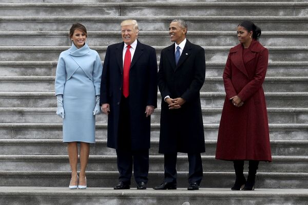 45-й президент США Дональд Трамп и экс-президент страны Барак Обама с супругами стоят на ступенях Капитолия перед отлетом Барака Обамы на военную базу Эндрюс. 20 января 2017 года 45-й президент США Дональд Трамп и экс-президент страны Барак Обама с супругами стоят на ступенях Капитолия перед отлетом Барака Обамы на военную базу Эндрюс. 20 января 2017 года