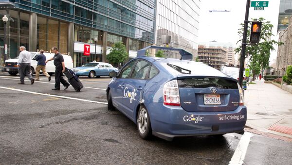 Беспилотный автомобиль Google на улице Вашингтона Беспилотный автомобиль Google на улице Вашингтона