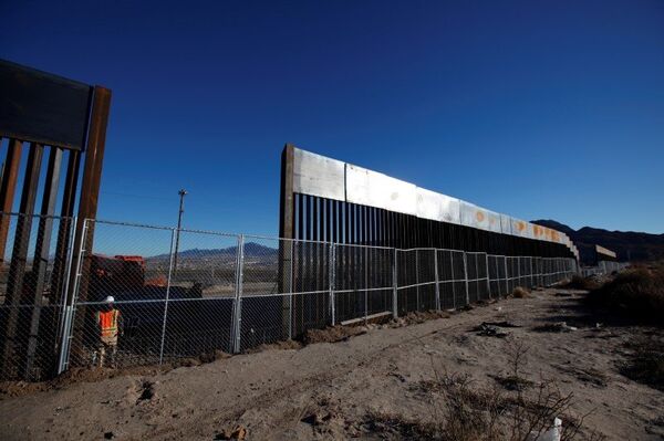 Недавно построенный участок забора, разделяющий США и Мексику, Sunland Park Недавно построенный участок забора, разделяющий США и Мексику, Sunland Park