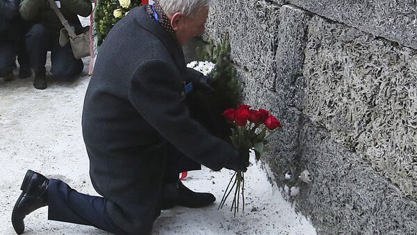 Возложение цветов в память о погибших от рук нацистов в бывшем концлагере и лагере смерти Аушвиц, Польша Возложение цветов в память о погибших от рук нацистов в бывшем концлагере и лагере смерти Аушвиц, Польша