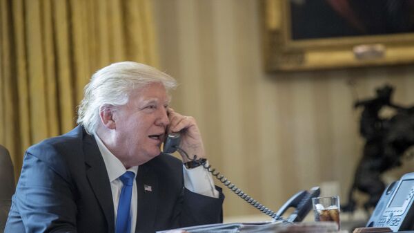 Президент США Дональд Трамп разговаривает по телефону с российским президентом Владимиром Путиным Президент США Дональд Трамп разговаривает по телефону с российским президентом Владимиром Путиным