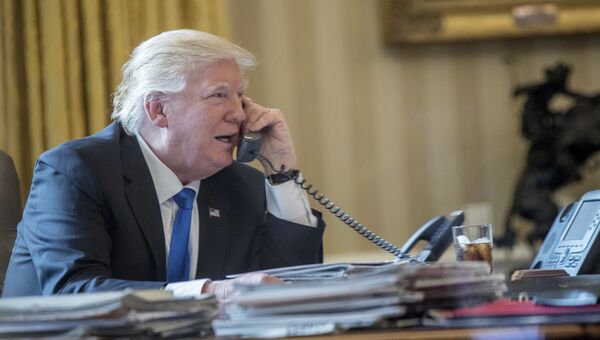 Президент США Дональд Трамп разговаривает по телефону. Архивное фото Президент США Дональд Трамп разговаривает по телефону. Архивное фото