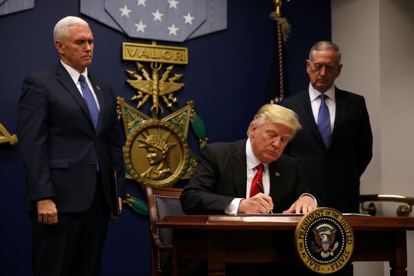 Президент США Дональд Трамп подписывает указ о мерах по предупреждению въезда террористов в США, 27 января 2017 Президент США Дональд Трамп подписывает указ о мерах по предупреждению въезда террористов в США, 27 января 2017