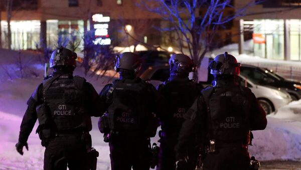Сотрудники полиции возле места стрельбы в канадском Квебеке. 29 января 2017 год Сотрудники полиции возле места стрельбы в канадском Квебеке. 29 января 2017 год