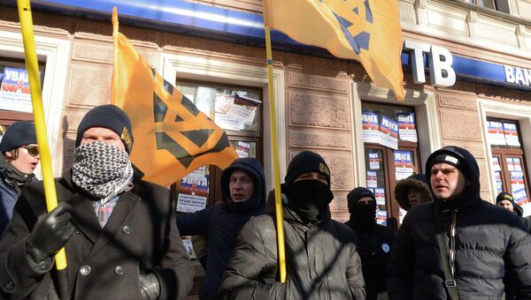 Активисты политической партии Национальный Корпус, созданной организацией Азов, во время пикетирования офиса ВТБ банка в Киеве. 30 января 2017 Активисты политической партии Национальный Корпус, созданной организацией Азов, во время пикетирования офиса ВТБ банка в Киеве. 30 января 2017