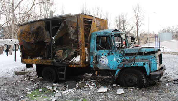 Автомобиль, пострадавший в результате обстрела украинскими силовиками, в Донецке. 1 февраля 2017 Автомобиль, пострадавший в результате обстрела украинскими силовиками, в Донецке. 1 февраля 2017