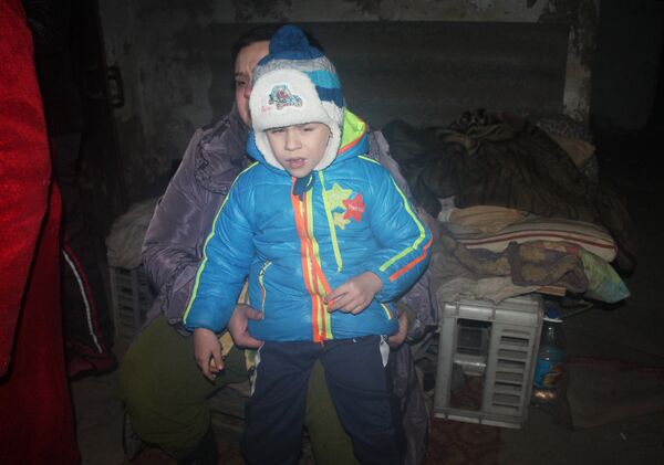 Местные жители в подвале жилого дома, пострадавшего в результате обстрела украинскими силовиками, в Донецке Местные жители в подвале жилого дома, пострадавшего в результате обстрела украинскими силовиками, в Донецке