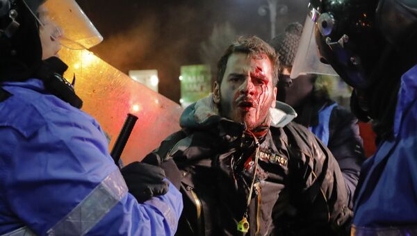 Полиция задерживает человека во время акции протеста в Румынии, 2 февраля 2017 Полиция задерживает человека во время акции протеста в Румынии, 2 февраля 2017