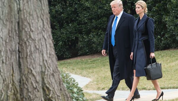 Президент США Дональд Трамп с дочерью Иванкой Трамп идут на борт Marine One в Белом доме, Вашингтон. 1 февраля 2017 Президент США Дональд Трамп с дочерью Иванкой Трамп идут на борт Marine One в Белом доме, Вашингтон. 1 февраля 2017