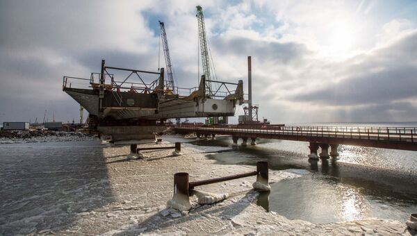 Строители сооружают морские пролеты моста в Крым. 1 февраля 2017 Строители сооружают морские пролеты моста в Крым. 1 февраля 2017