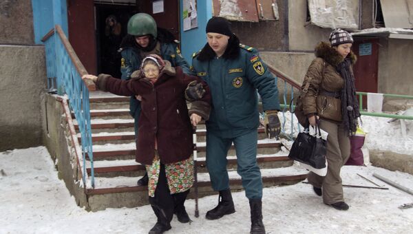 Сотрудники МЧС ДНР помогают жительнице спуститься во время эвакуации людей из опасных районов Донецка Сотрудники МЧС ДНР помогают жительнице спуститься во время эвакуации людей из опасных районов Донецка