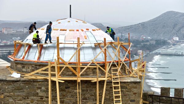 Реставрационные работы на территории Генуэзской крепости на берегу Черного моря в Крыму Реставрационные работы на территории Генуэзской крепости на берегу Черного моря в Крыму