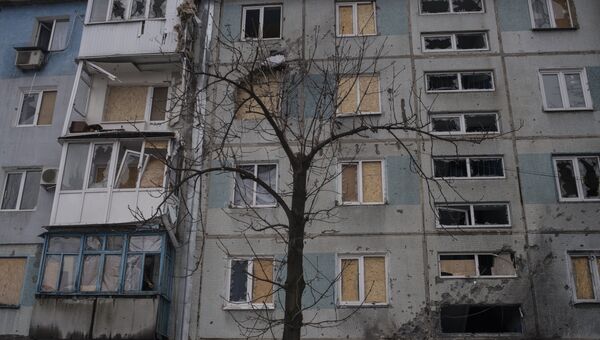 Здание, поврежденное в результате обстрелов, в Киевском районе Донецка Здание, поврежденное в результате обстрелов, в Киевском районе Донецка