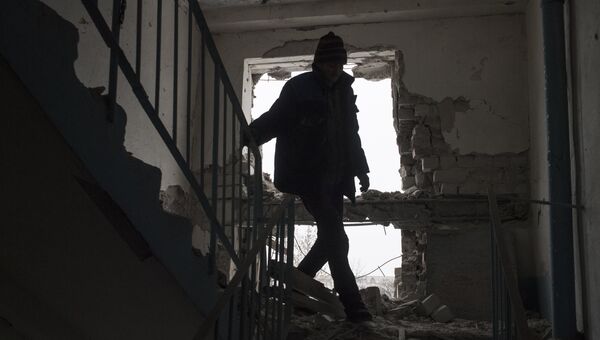 Местный житель в поврежденном в результате обстрелов здании в Киевском районе Донецка Местный житель в поврежденном в результате обстрелов здании в Киевском районе Донецка