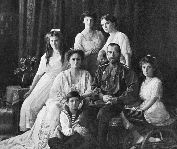 Российский Император Николай II, Императрица Александра Федоровна, Великие княжны Ольга, Татьяна, Мария, Анастасия и цесаревич Алексей Российский Император Николай II, Императрица Александра Федоровна, Великие княжны Ольга, Татьяна, Мария, Анастасия и цесаревич Алексей
