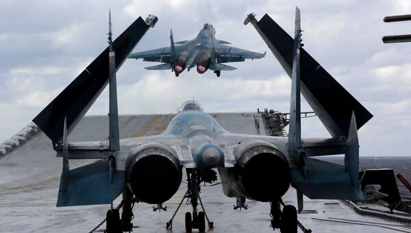 Истребители Су-33 и МиГ-29К на палубе тяжелого авианесущего крейсера Адмирал Кузнецов в Средиземном море Истребители Су-33 и МиГ-29К на палубе тяжелого авианесущего крейсера Адмирал Кузнецов в Средиземном море