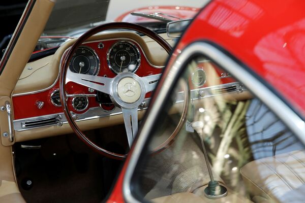 Mercedes-Benz 300 SL 'Gullwing' Coupe на выставке старинных автомобилей аукционного дома Bonhams Mercedes-Benz 300 SL 'Gullwing' Coupe на выставке старинных автомобилей аукционного дома Bonhams