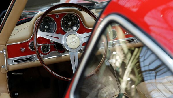 Mercedes-Benz 300 SL 'Gullwing' Coupe на выставке старинных автомобилей аукционного дома Bonhams Mercedes-Benz 300 SL 'Gullwing' Coupe на выставке старинных автомобилей аукционного дома Bonhams