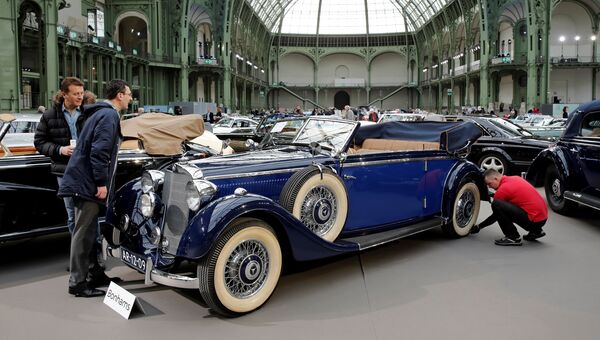 Mercedes-Benz 320 3.2-Litre Cabriolet B на выставке старинных автомобилей аукционного дома Bonhams Mercedes-Benz 320 3.2-Litre Cabriolet B на выставке старинных автомобилей аукционного дома Bonhams