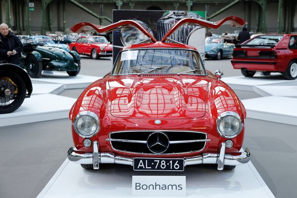 Mercedes-Benz 300 SL 'Gullwing' Coupe на выставке старинных автомобилей аукционного дома Bonhams Mercedes-Benz 300 SL 'Gullwing' Coupe на выставке старинных автомобилей аукционного дома Bonhams