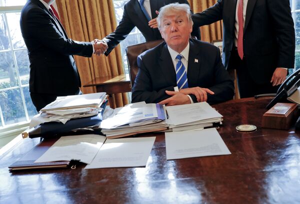 Президент США Дональд Трамп с сотрудниками в Овальном кабинете Белого дома Президент США Дональд Трамп с сотрудниками в Овальном кабинете Белого дома
