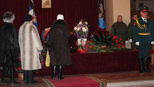 Прощание с командиром батальона ополчения ДНР Сомали Михаилом Толстых (позывной Гиви) в Донецке. 10 февраля 2017 Прощание с командиром батальона ополчения ДНР Сомали Михаилом Толстых (позывной Гиви) в Донецке. 10 февраля 2017