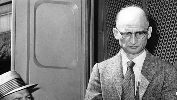 Советский разведчик Рудольф Абель возле суда в Бруклине Советский разведчик Рудольф Абель возле суда в Бруклине