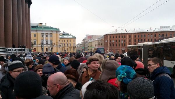 Участники митинга против передачи Исаакиевского собора РПЦ Участники митинга против передачи Исаакиевского собора РПЦ