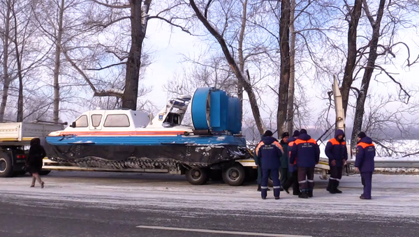 Сотрудники МЧС в районе места падения вертолета Robinson R-66 в Турочакском районе республики Алтай на озере Телецкое Сотрудники МЧС в районе места падения вертолета Robinson R-66 в Турочакском районе республики Алтай на озере Телецкое