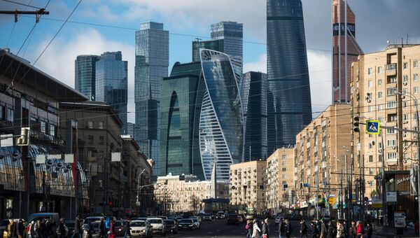 Дорогомиловская улица в Москве и Московский международный деловой центр Москва-Сити Дорогомиловская улица в Москве и Московский международный деловой центр Москва-Сити