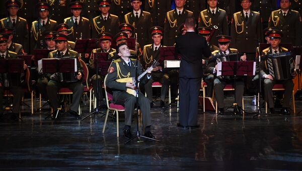 Солист Константин Игнатьев во время выступления нового состава ансамбля песни и пляски Российской армии имени А. В. Александрова в Центральном академическом театре Российской армии в Москве Солист Константин Игнатьев во время выступления нового состава ансамбля песни и пляски Российской армии имени А. В. Александрова в Центральном академическом театре Российской армии в Москве