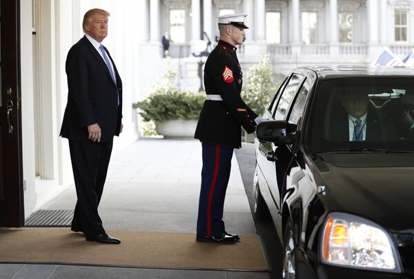 Президент США Дональд Трамп около автомобиля Президент США Дональд Трамп около автомобиля