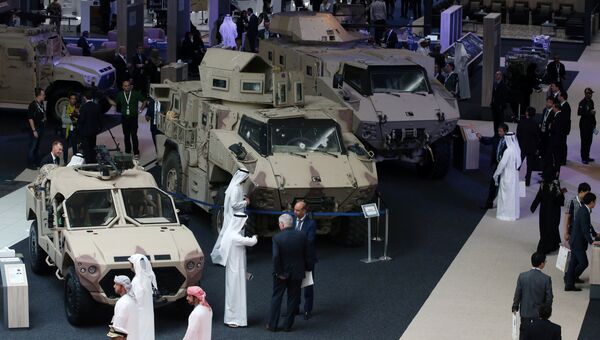 Посетители на Международной выставке вооружения IDEX 2017 в Абу-Даби Посетители на Международной выставке вооружения IDEX 2017 в Абу-Даби
