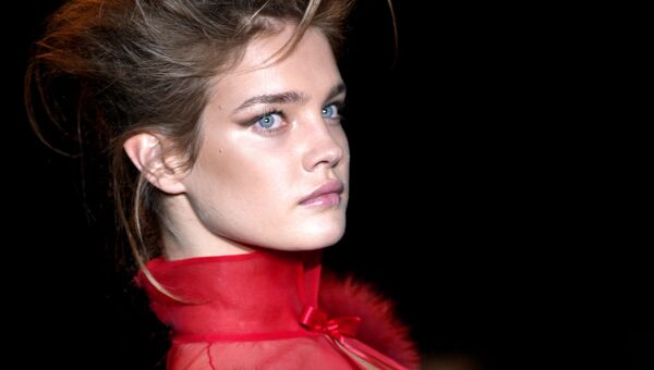 Модель Наталья Водянова представляет коллекцию Тома Форда для Yves Saint Laurent во время показа осень-зима 2004-2005 в рамка недели моды в Париже Модель Наталья Водянова представляет коллекцию Тома Форда для Yves Saint Laurent во время показа осень-зима 2004-2005 в рамка недели моды в Париже