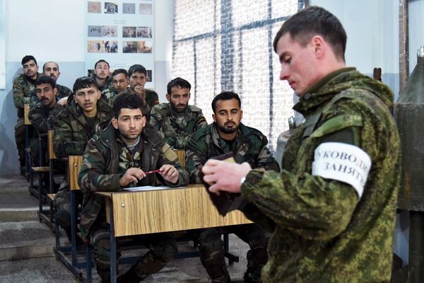 Военнослужащие вооруженных сил РФ и Сирии на занятии в Международном противоминном центре в Алеппо Военнослужащие вооруженных сил РФ и Сирии на занятии в Международном противоминном центре в Алеппо
