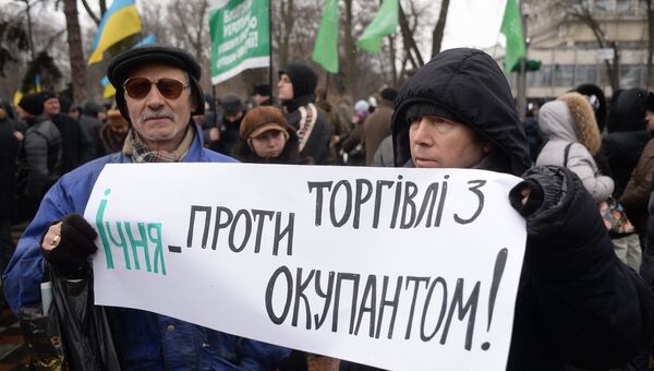 Участники митинга сторонников торговой блокады Донбасса в Киеве. Архивное фото Участники митинга сторонников торговой блокады Донбасса в Киеве. Архивное фото