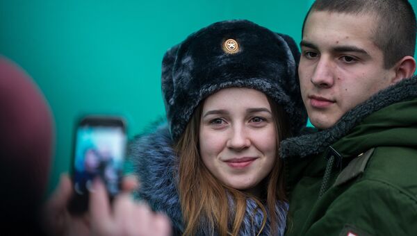 Призывник фотографируется с девушкой перед отправкой на службу в армию Призывник фотографируется с девушкой перед отправкой на службу в армию
